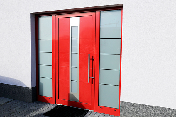 Rote Tür mit Glaselementen und Seitenteilen