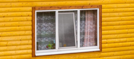 Gartenhausfenster auf Kipp