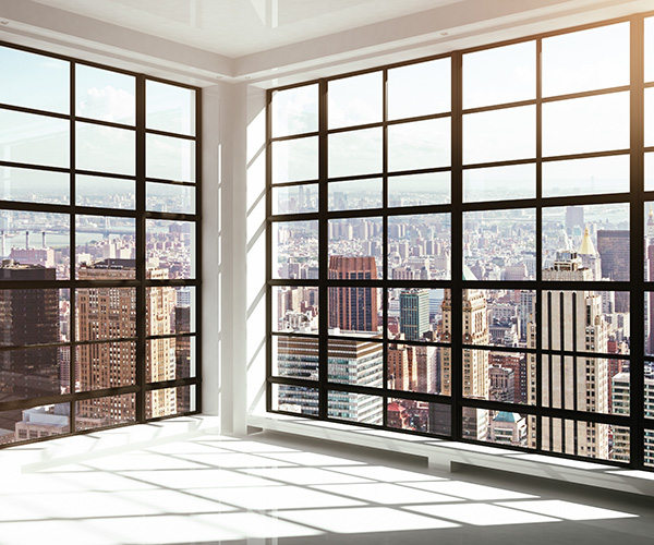 Industriefenster mit Blick auf die City-Skyline