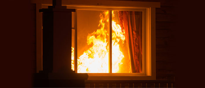 Brand hinter Fenster