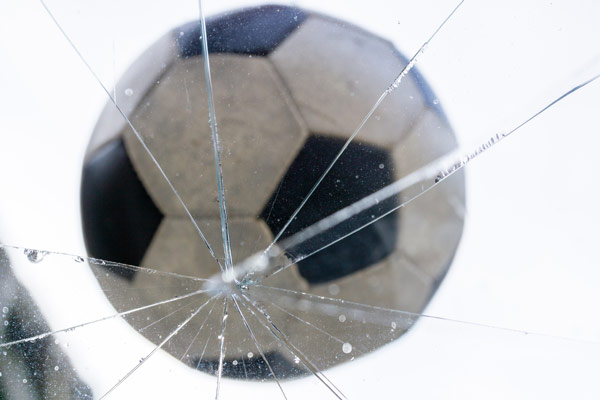 Glasbruch durch Fußball
