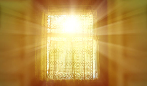 Sonnenstrahlen durchs Fenster