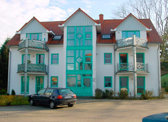 Neubau mit mintgrünen Fenstern
