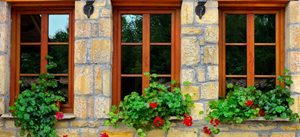Holzfenster mit rot-brauner Lasur