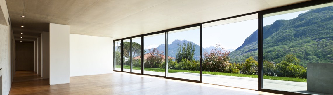 Panoramafenster mit Blick auf Landschaft