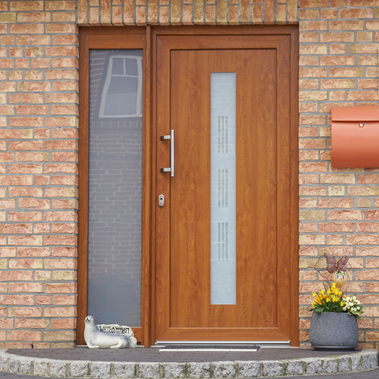 Eingangsbereich mit Haustür aus Holz