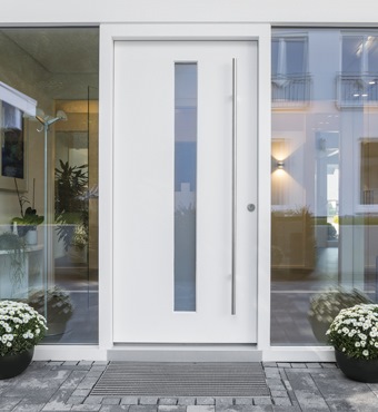 Weiße Kunststoff-Haustür – moderner Stil 